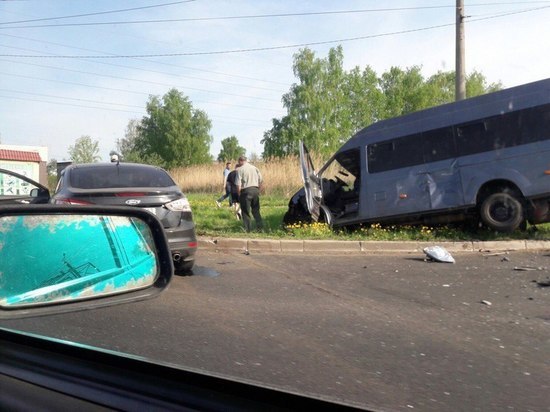 Сегодня утром в Саранске иномарка выбила с дороги микроавтобус