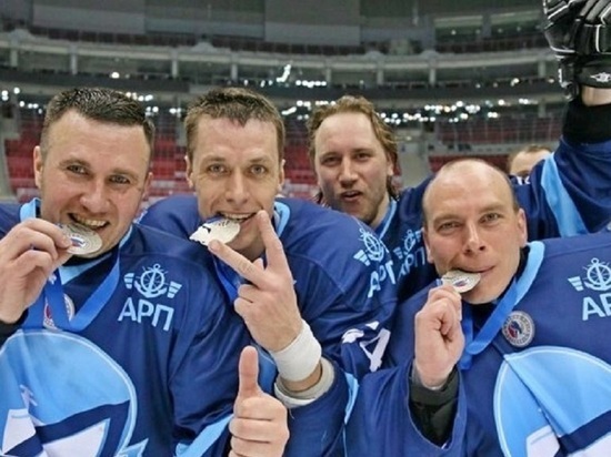 Команда Ночной хоккейной лиги «Ледокол» из Архангельска заняла второе место в чемпионате Ночной хоккейной лиги, прошедшем в Сочи