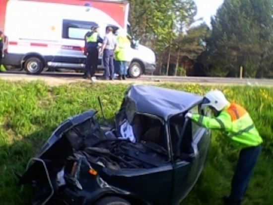 Пассажиры выжили в сложившейся пополам "Пятерке" после столкновения с фурой под Калугой 