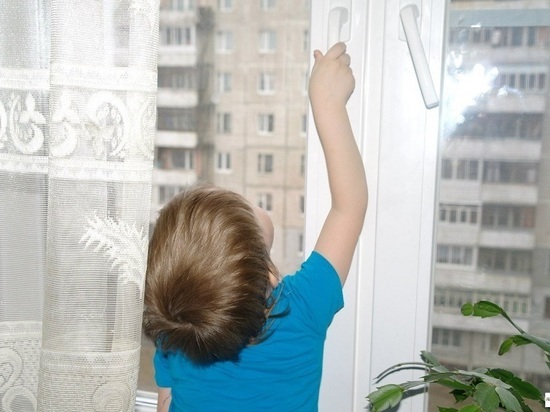 В Ульяновске 4-летний малыш выпал из окна второго этажа 