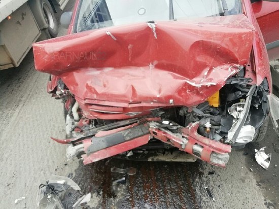 Очевидцы: таксист спровоцировал жесткое лобовое ДТП в Барнауле
