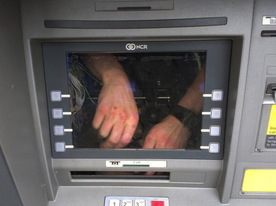 В Твери злоумышленники – рецидивисты так и не «перехитрили» банкомат