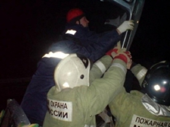 Спасатели МЧС деблокировали пострадавших