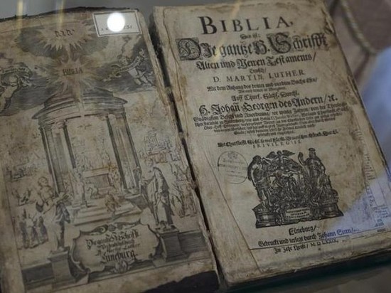 В музее Лобачевского КФУ представят Библию XVI века и шаманский бубен 
