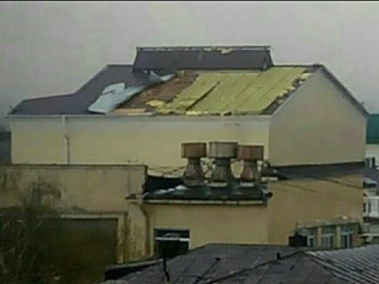 Ветер сорвал крышу с Нижнетагильского драматического театра