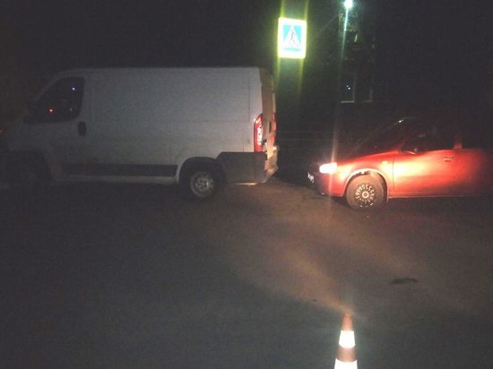 Водитель "Калины" влетел в остановившийся фургон: пострадал 2-летний ребенок