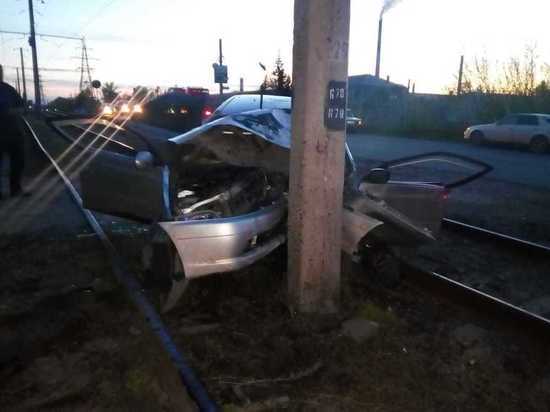 В Бийске погиб водитель иномарки, протаранившей бетонный столб