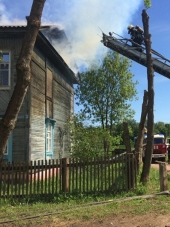 В Твери загорелся деревянный многоквартирный дом