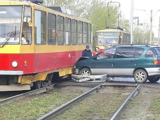 «Не рассчитал»: трамвай протаранил иномарку в Барнауле