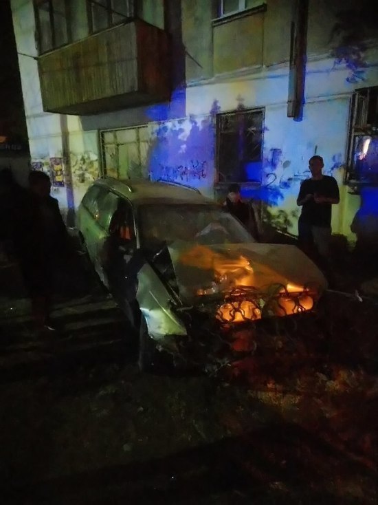 В Астрахани автомобиль напал на хлебный ларёк