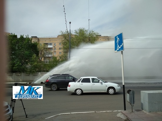 В Оренбурге на ул. Маршала Жукова из-под земли бьет горячий фонтан 