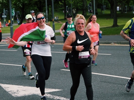 В Ливерпульском марафоне спортсменка бежала с флагом Татарстана 