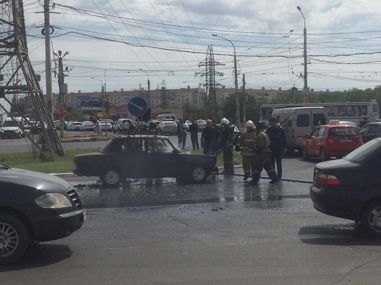 В Астрахани у "Ярмарки" загорелся автомобиль