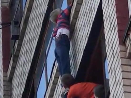 Следователи проверят мать ребенка, который повис на балконе 6 этажа