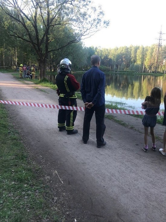 В пруду парка Сосновка утонул 22-летний петербуржец