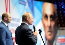 На вопрос о том, зачем Владимир Путин приезжает в Петербург за день до начала экономического форума, пресс-служба отвечала уклончиво: "Это очень личное и очень важное"