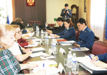 Третий открытый форум прокуратуры Бурятии по вопросам ЖКХ собрал под свои своды надзорные органы в этой области, общественников и журналистов