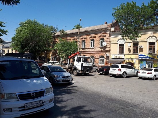 В центре Астрахани вывозят автомобили