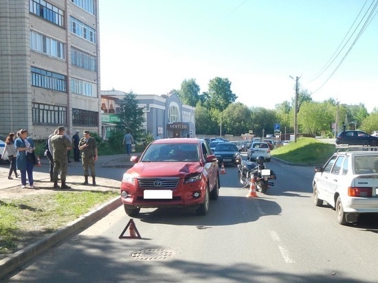 После удара «Тойотой RAV 4» пешехода в Костроме отбросило на мотоцикл