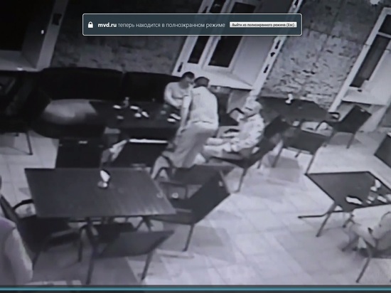 Калужанин "запалился" на скрытую камеру при краже телефона своего приятеля. Видео