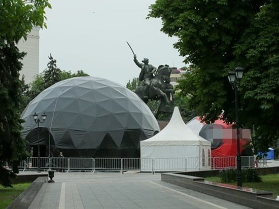 В донской столице установили шатер для демонстрации кубка ЧМ-2018
