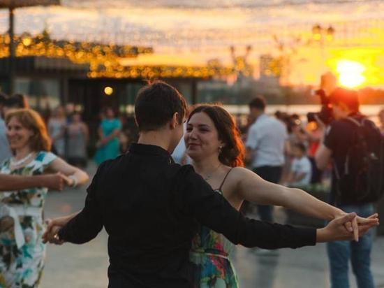 На Кремлевской набережной стартует танцевальный open-air