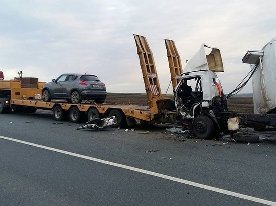 В Камышлинском грузовик врезался в стоящую фуру, водитель погиб