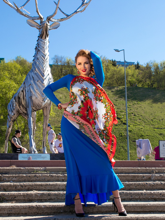 «Миссис Россия» Полина Диброва продемонстрировала коллекцию «Хохломское цветение»