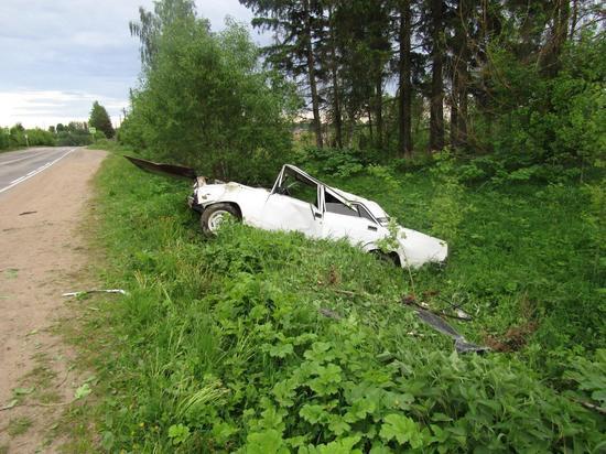 В Тверской области перевернулся автомобиль: двое пострадали