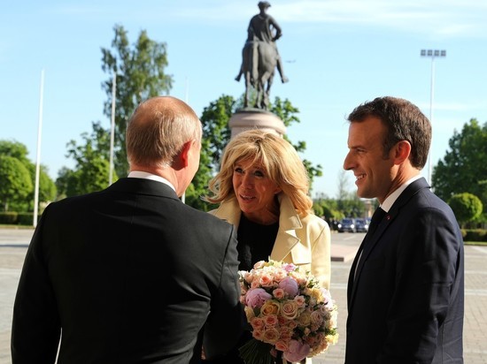 Супруга президента Франции ловко сбагрила цветы охраннику