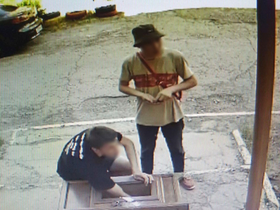 Два несовершеннолетних астраханца похитили из храма ящик для пожертвований