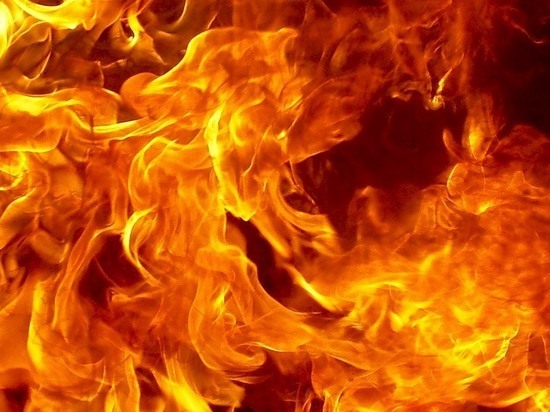 В Бугуруслане более 4 часов тушили пожар в неэксплуатируемом здании
