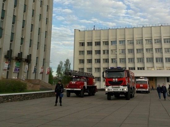 Около восьми часов вечера в 24-этажном здании на площади Ленина в центре региональной столицы сработала пожарная сигнализации 