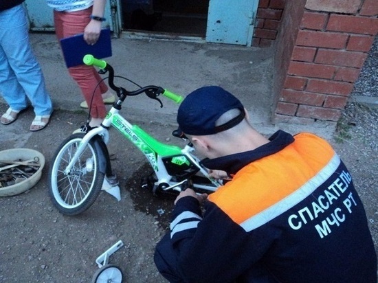 Спасатели помогли ребенку, застрявшему ногой в колесе велосипеда