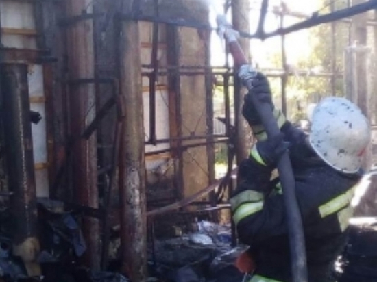 Пожар в Воротынске уничтожил автосервис, кафе,  диспетчерскую такси и парикмахерскую
