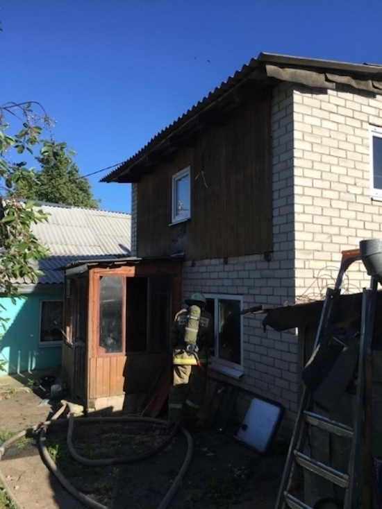 Пожар уничтожил диван в жилом доме в Ефремове