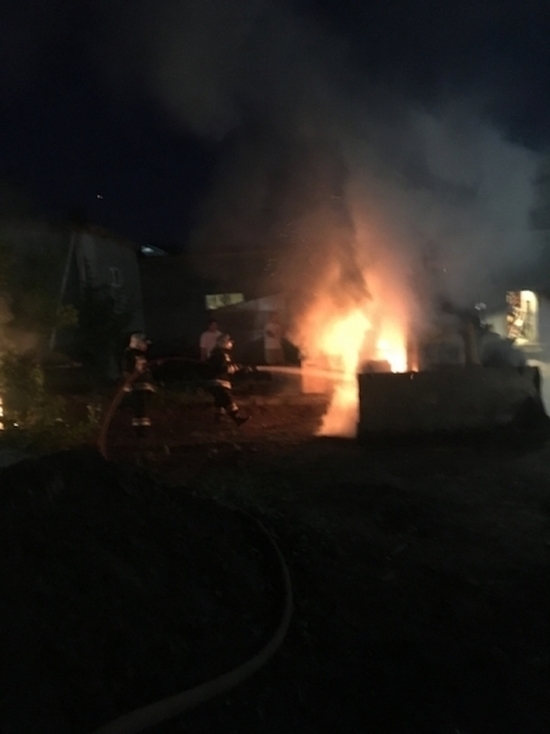 "Сгорел на работе": пожарные тушили горящий трактор в Плавске 