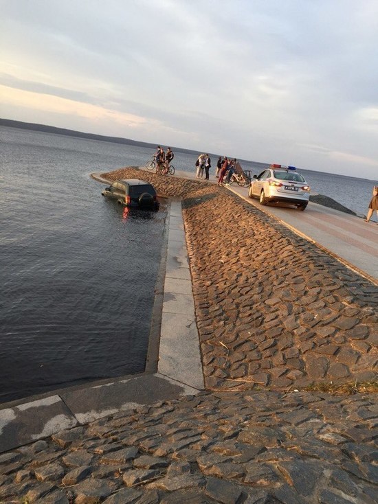 Неуместное сближение:  в центре пешеходной набережной Петрозаводска автомобиль скатился в воду 