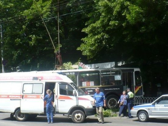 Автоледи на троллейбусе у парка Победы Ставрополя врезалась в дерево