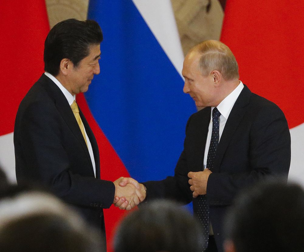 Путин учтиво поприветствовал премьер-министра Японии Синдзо Абэ в Кремле: фото