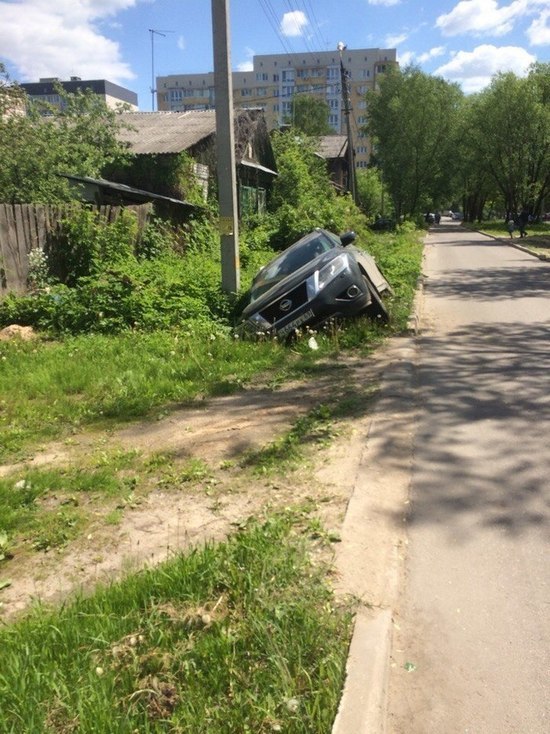 В Твери пьяный водитель разбил дорогую иномарку