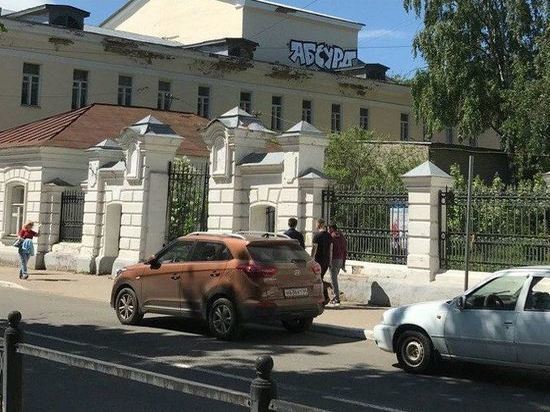 Неизвестные осквернили драмтеатр Островского в Костроме