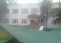 На минувшей неделе из-за мощного порыва ветра сорвало крышу общежития сельскохозяйственного колледжа в селе Каран Буздякского района Башкирии