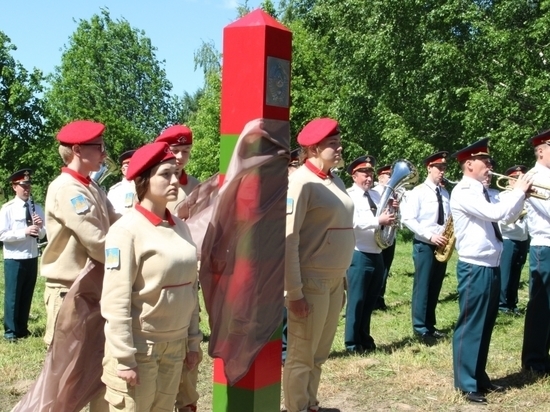 Пограничный столб установили в Парке Победы по инициативе ветеранов погранвойск