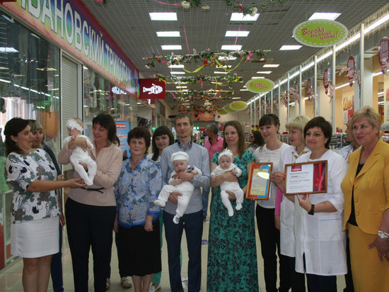 Семье из Тамбова с тройняшками вручили сертификат на 100 тысяч рублей