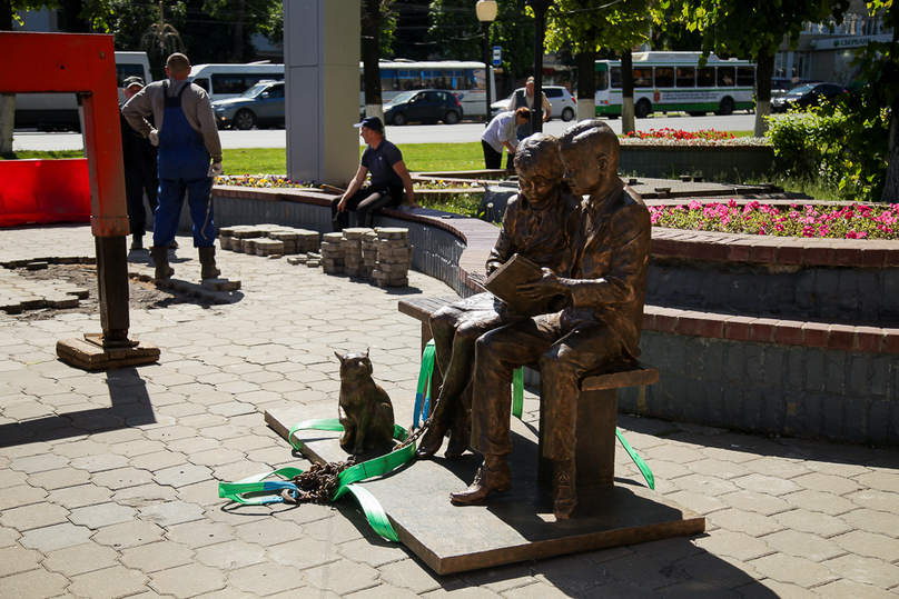 Место для скульптуры. Памятник место встречи в Туле. Место встречи (статуя). Скульптура место встречи. Кисловодскзагордни место скульптура.