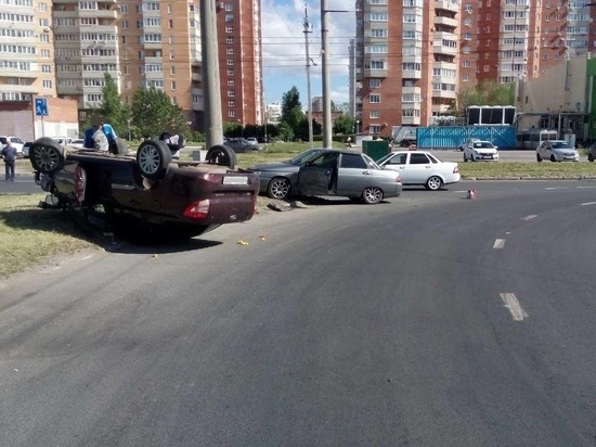 В Тольятти «Гранта» перевернулась после столкновения с «Богданом» 