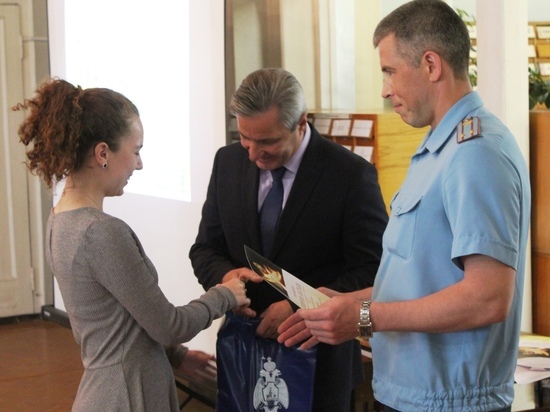 Помощников МЧС наградили за победу в конкурсах по пожарной безопасности