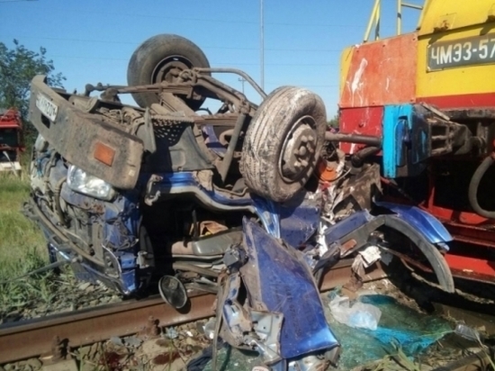 В Волжском столкнулись тепловоз и грузовик: один человек погиб, один ранен