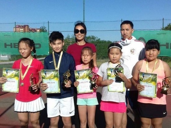 Открытое первенство Элисты по теннису объединило школьников 